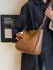 Bolso bandolera de diseño nicho de alta gama para mujer 2023 nuevo otoño sencillo bolso cubo bolso de hombro con colgante