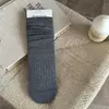 Meias versáteis sem costura para o início do outono para mulheres, meias de cano médio, meias estilo slouch básicas, meias longas lisas estilo ins para meninas em tons de café