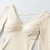 Ropa de mujer al por mayor estilo europeo y americano, con un diseño puro y seductor, un escote en V pronunciado, busto acolchado, un diseño sexy de espalda descubierta y una silueta ajustada.