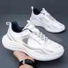 Zapatos de hombre transfronterizos 2026 verano nuevos versátiles modernos ligeros finos zapatos deportivos de malla transpirables para hombre casual zapatillas para correr