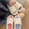 Chinelos de pelúcia confortáveis para mulheres para uso externo no outono e inverno, novo modelo estilo coreano 2026 com sola antiderrapante para uso doméstico