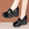 Mocasines de Mujer con Cuña y Suela Gruesa 2026 Otoño Slip-On Estilo Británico Zapatos Pequeños de Cuero Suela Suave Antideslizantes Zapatos para Mamá