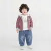 Conjunto de Três Peças para Bebê Menino Estilo Coreano Primavera e Outono: Cardigã com Capuz Listrado, Camada Base Estampada, Calça Jeans Macia Lavada Roupa Infantil