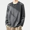 Camiseta masculina de manga comprida, adequada para primavera e outono, corte solto, gola redonda, camada interna fina, base elástica, versátil e moderna