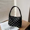 Moda transfronteriza versátil bolso de mano para el trabajo de verano 2026 nuevo con remaches, bolso de hombro para mujer, bolso de mano de moda esmerilado de nicho