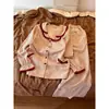 Pijama Suave Retro de Bolinhas Vermelhas com Manga Longa para Mulheres 2026 Outono Novo Estilo Cor Doce Bloco de Cores Acabamento Calça Longa Conjunto para Casa