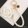 Novo Estilo Pingente Chaveiro de Carro Flor de Couro Pérola, Acessório de Flor Fofo Cravejado com Diamantes, Capa de Fone de Ouvido, Decoração de Bolsa
