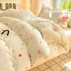 Nuevo juego de ropa de cama de cuatro piezas de grado A para 2026, seguro para bebés, con forro de felpa, engrosado, de terciopelo de leche y suave, cálido, con un estampado fresco y ligero para uso doméstico