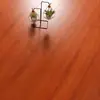 Suelo Laminado Compuesto Reforzado, Imitación Madera Maciza, Impermeable y Resistente al Desgaste, Adecuado para Uso Residencial, Calefacción por Suelo Radiante Interior, 12 mm, Estilo Minimalista Nórdico