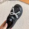 Zapatos de piel para niña, nueva colección primavera/otoño 2026, zapatos infantiles, piel genuina, mocasines para niñas pequeñas, bailarinas de suela blanda tipo princesa, adecuados para actuaciones