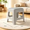 Taburete redondo de plástico engrosado, apilable para uso doméstico, adecuado para sofás de sala de estar, y se puede usar como un simple taburete para cambiarse los zapatos