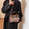 Bolso de mano con diseño de nicho nuevo de otoño e invierno en color contrastante para mujer. Este año, popular bolso de mensajero de hombro con textura occidental retro para mujer.