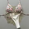 2026 Novo Conjunto de Biquíni Liso com Estampa Floral Estilo Europeu e Americano com Decote Halter e Top Triângulo Roupa de Banho Sexy para Férias na Praia