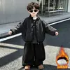 Conjunto de Ropa de Invierno para Niños 2026 Nuevo Elegante Estilo Otoño/Invierno para Bebé Chaqueta Rayada Conjunto de Tres Piezas Ropa de Invierno para Niños