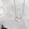 Nuevo Estilo Lujo Ligero Frío Hueco Forma de Corazón Dorado Simple Elegante Acero de Titanio Collar para Mujer Retro Clavícula Cadena Fina Joyería