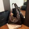 Bolsa de Ombro e Axila Retro Brilhante com Rebites Transfronteiriça Moda Europeia e Americana Bolsa de Motocicleta Simples Grande Capacidade Bolsa Tote Versátil