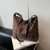 Bolsa de hombro nicho transfronteriza 2026, bolsa tote con estampado de leopardo para otoño e invierno, moderna y de alta gama, de un solo hombro, cruzada, para debajo del brazo