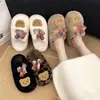 Zapatillas de casa de algodón gruesas de tacón alto 2026 superventas lindas y versátiles con diseño de oso, zapatillas peludas de velcro de moda para mujer