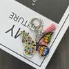 Regalo único de pompón de felpa y borla para mamá y abuela con llavero acrílico floral de mariposa-