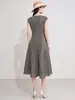 Vestido sem mangas plissado com estampa dourada transfronteiriça, Elegante vestido midi plissado de gola redonda com acinturamento e saia ampla, Vestido de Férias