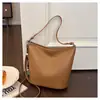 Bolso de hombro de diseño nicho transfronterizo para mujer, modelo nuevo 2026, bolso cruzado de alta gama para el día a día, bolso tipo cubo versátil y moderno