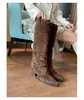 Botas longas de cano alto plissadas com bico fino e salto grosso, novo modelo 2026, botas de perna reta emagrecedoras, botas de perna de calça Maillard para mulheres