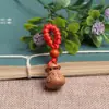 Pingente Chaveiro Espada e Machado de Madeira de Pêssego Cordão Vermelho Tecido Broche Bebê Levar Pingente de Madeira de Pêssego Semiacabado