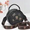 A bolsa popular deste ano para mulheres 2023 nova moda emblema estampa vintage bolsa carteiro ins moda textura bolsa redonda pequena