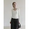 Top de punto blanco minimalista de manga larga con cuello Henley, diseñado para mujer, perfecto para otoño, corte ajustado y favorecedor