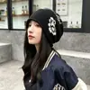 Chapéu de tricô para mulheres, novo estilo outono/inverno, com padrão jacquard floral, design coreano, versátil, quente, cobre as orelhas e estiloso, fazendo o rosto parecer mais atraente