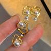 Pendientes elegantes, ligeros y lujosos de alta gama con hebilla de oreja para mujer, con forma de triángulo de amor y perlas de imitación, estilo barroco vintage.