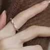 Anillo Popular de Estrella Radiante Cepillada con Circonita de Xiaohongshu para Mujer, Diseño de Nicho Retro de Lujo Ligero, Sensación de Alta Gama, Anillo Abierto para Mujer