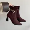 Botas de Moda de Salto Alto Bico Fino para Mulheres Tamanho Grande Inverno 2025 Novas Fivela de Cinto Salto Grosso Camurça Retro Zíper nas Costas Botas Curtas