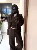 Conjunto de moletom com capuz marrom para mulheres, novo estilo de início de outono, tamanho petite, jaqueta curta casual e conjunto de calça de moletom