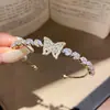 Pulseira Aberta Cruzada Europeia e Americana de Zircônia Gota d'Água Borboleta, Pulseira de Luxo Leve de Alta Qualidade, Joia Personalizada Versátil e Elegante para Mulheres