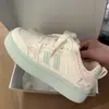 Zapatillas para niñas 2026 primavera y otoño nuevo estilo zapatos blancos para niñas, zapatillas con forro de felpa, zapatos infantiles de moda para niños mayores y estudiantes