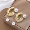 Brincos Europeus e Americanos Transfronteiriços de Pérola Irregular de Cor Branco-Cremoso com Formato Especial em C para Mulheres, Moda de Alto Padrão, Brincos Simples