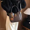 Bolso tipo cubo 2026, estilo nuevo, bandolera de moda, de un solo hombro, para el trabajo, ambiente otoñal, bolso nicho versátil para mujer