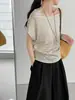 Entonces, ¿Qué es la Camiseta de Punto Rayada con Botones y Parches de Hombros Caídos de Manga Corta para Mujer Estilo Verano Ins 2739?
