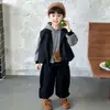 Conjunto esportivo infantil listrado, novidade para primavera/outono 2026, elegante conjunto de três peças para bebês e crianças pequenas, com colete e moletom.