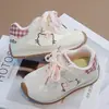 Zapatos Deportivos para Niñas 2026 Primavera y Otoño Nuevos Zapatos Infantiles Niñas Dibujos Animados Suela Blanda Casual Zapatos para Correr Bebé Zapatos Individuales