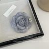 Broche de camélia de 5 palavras estilo Chanel francês outono e inverno tinta cinza elegante retrô socialite temperamento corpete alto sentido