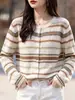 Cardigã de malha Fair Isle feminino espesso, com um padrão retrô clássico, um suéter quente e confortável para uso casual e para o trabalho.