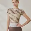 Roupas de Yoga Femininas Novas de Alta Qualidade Malha Roupas de Treino Pilates Falso Duas Peças Estampa Esportiva Manga Curta Camiseta Top