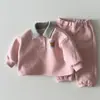 Conjunto de duas peças de moda casual estilo coreano para outono e inverno, tema de urso, com moletom de gola alta e calça legging combinando, para bebês e crianças pequenas, espessado