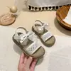 Sandálias de palha estilo coreano para meninas 2026 novo verão sapatos de princesa com sola macia para crianças sapatos de praia com laço para meninas pequenas