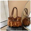 Elegante bolso de mano retro para mujer, nueva colección 2026, bolso de hombro de gran capacidad para el trabajo, con un diseño relajado y plisado y un color sólido