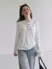 Atractivo Visual Instantáneo STUDIO Estilo Universitario Top Relajado de Manga Larga para Mujer, Otoño 2026, Corte Holgado, Adelgazante, Blanco con Bolsillos