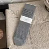 Meias suxinaimin cinza outono combinadas com sapatos Birkenstock, meias de cano médio, meias listradas coloridas estilo americano retrô folgadas