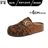 Mules femininas slip-on estilo Birkenstock em couro bovino macio, com sola grossa, proporcionando uma sensação confortável e acolchoada, perfeitas para usar ao ar livre.